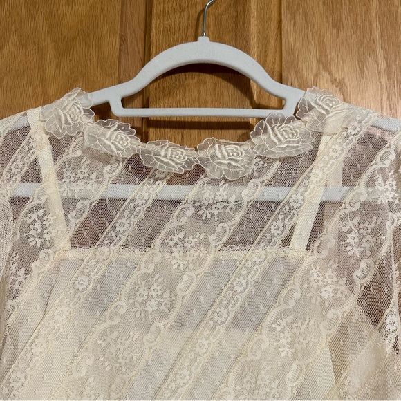 Vintage floral lace blouse with tank lining and button back - Picture 2 of 6